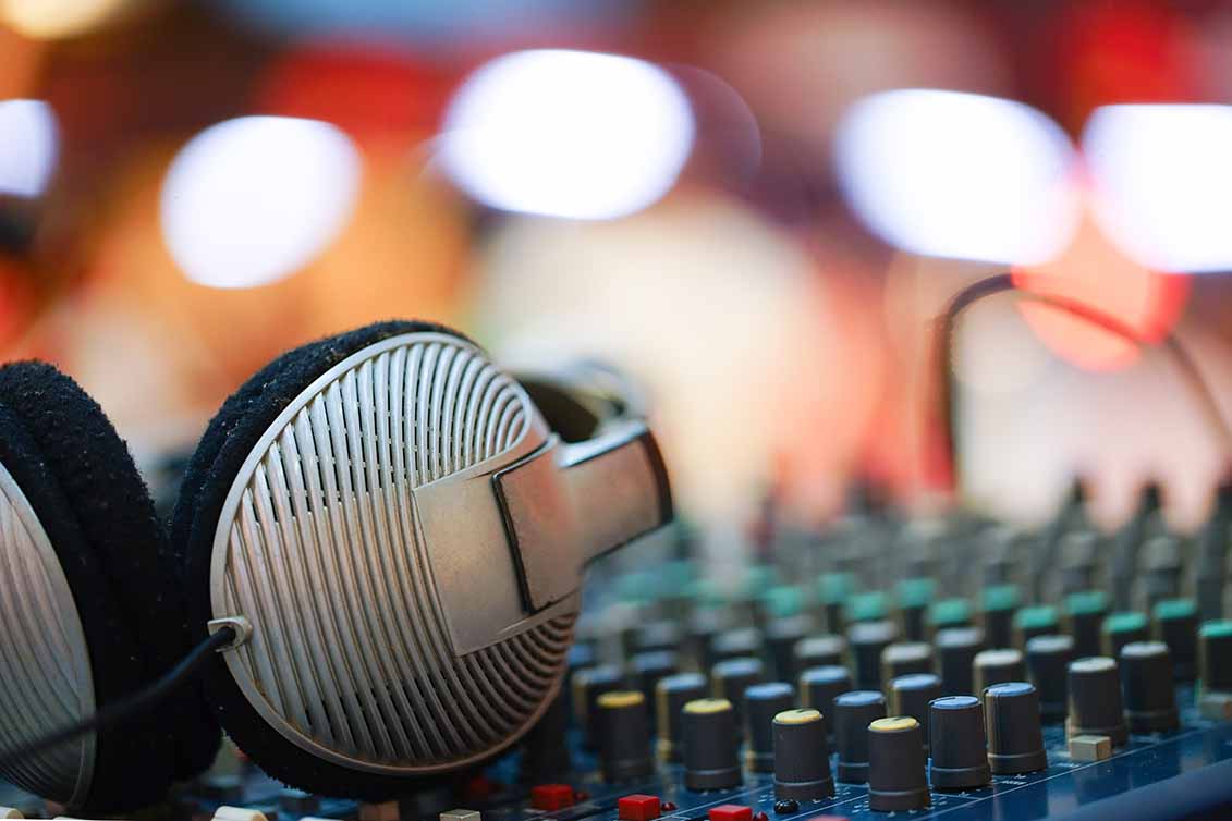 Imagen de auriculares y bokeh de fondo