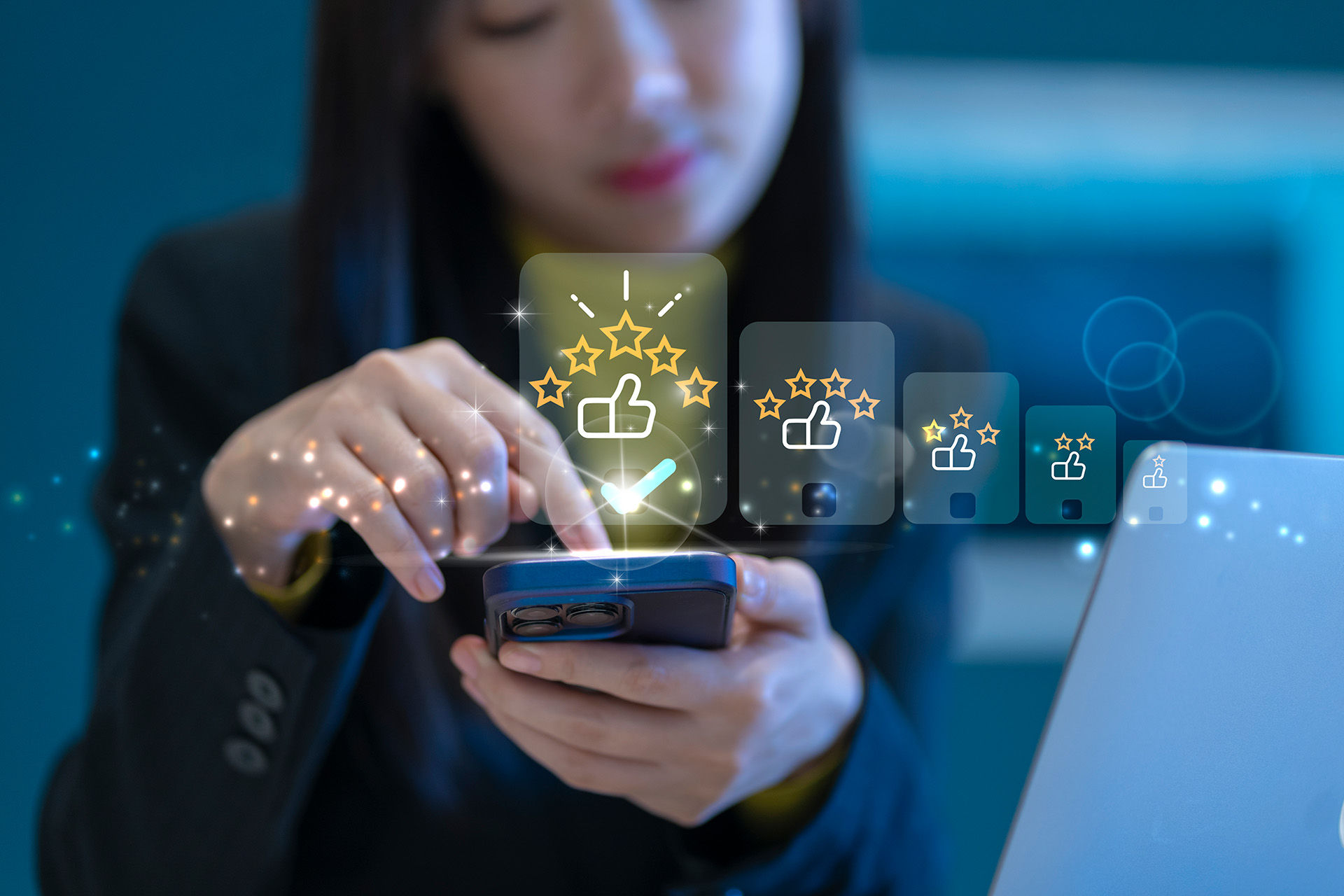 Mujer elige una calificación de 5 estrellas en un smartphone