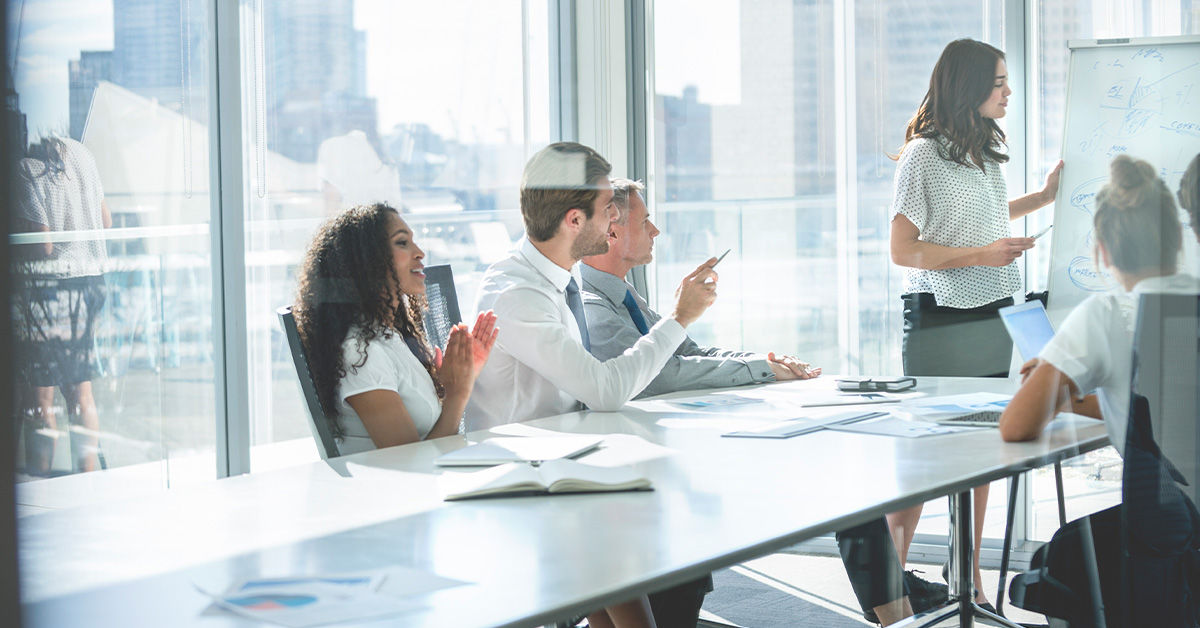 Los profesionales de negocios se reúnen en una sala de conferencias de vidrio