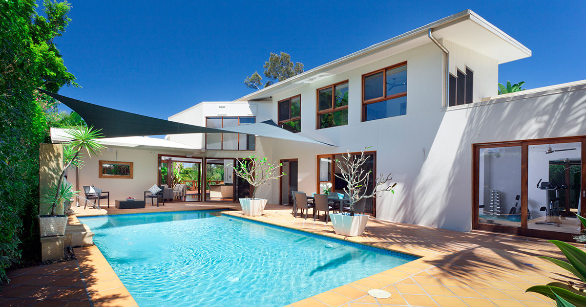 Casa White-2-story con piscina en el patio trasero